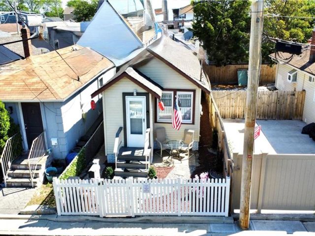  1 BR,  1.00 BTH &nbsp;Single family style home in New Dorp