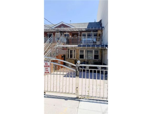  6 BR,  4.00 BTH &nbsp;Multi-family style home in Bath Beach
