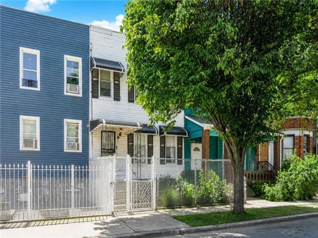  3 BR,  1.00 BTH &nbsp;Single family style home in Cypress Hills