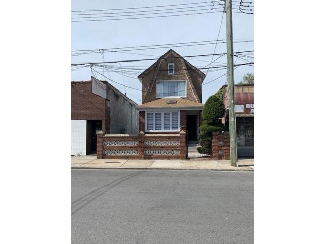  4 BR,  2.00 BTH &nbsp;Single family style home in Old Mill Basin