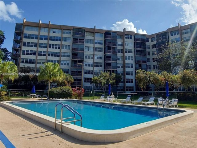  2 BR,  2.00 BTH &nbsp;Apartment style home in Cooper City