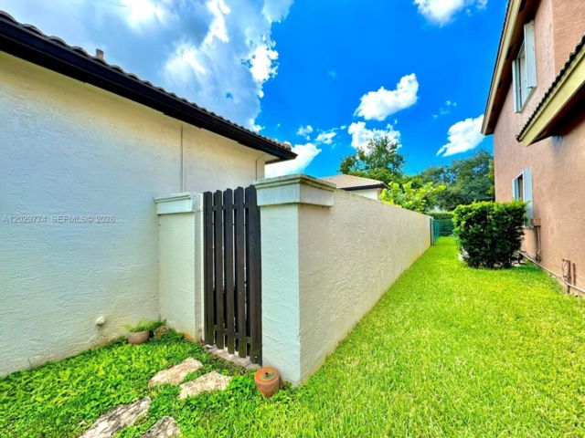  3 BR,  3.00 BTH &nbsp; style home in Hollywood