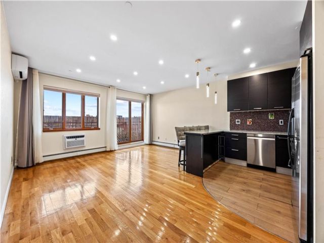  2 BR,  2.00 BTH &nbsp;Condominium style home in Sheepshead Bay