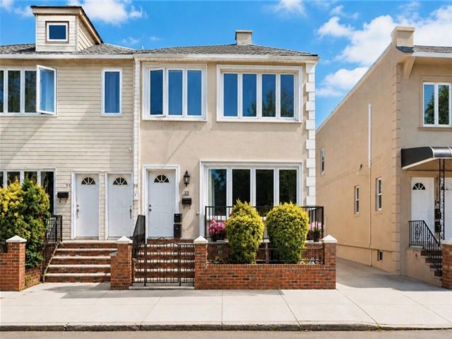  6 BR,  3.00 BTH &nbsp;Multi-family style home in Bensonhurst