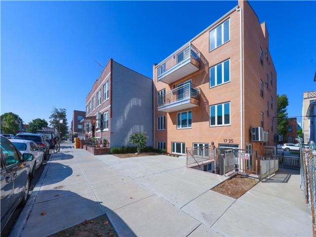  2 BR,  2.00 BTH &nbsp;Condominium style home in Bensonhurst