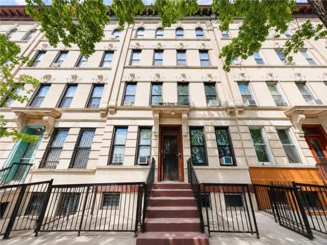 24 BR,  9.00 BTH &nbsp;Multi-family style home in Sunset Park