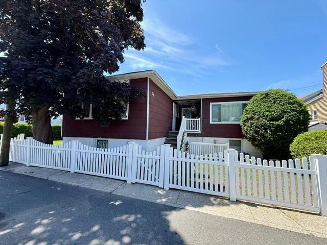  3 BR,  2.00 BTH &nbsp;Single family style home in Gerritsen Beach