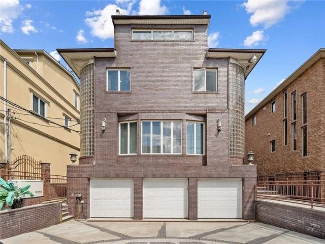  5 BR,  4.00 BTH &nbsp;Single family style home in Mill Basin
