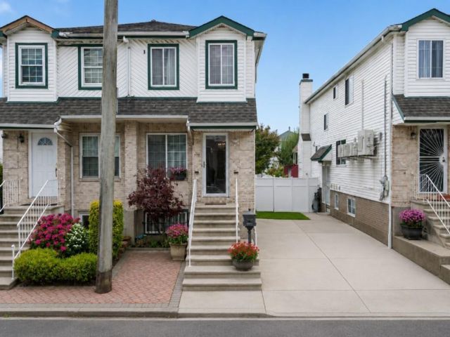  4 BR,  3.00 BTH &nbsp;Single family style home in Bergen Beach