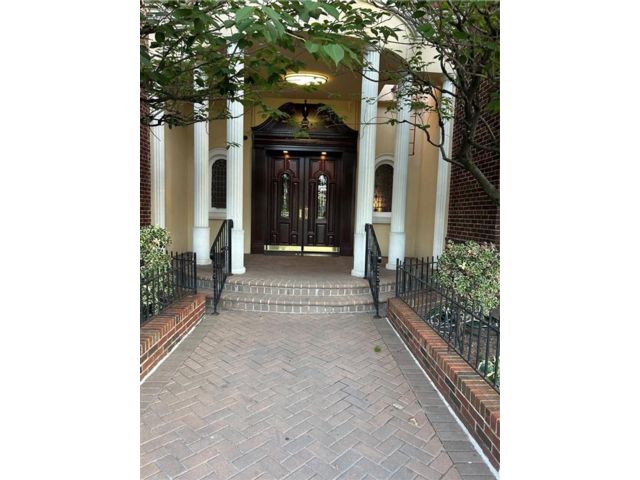  2 BR,  1.00 BTH &nbsp;Co-op style home in Manhattan Beach