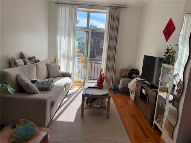  3 BR,  2.00 BTH &nbsp;Condominium style home in Gravesend