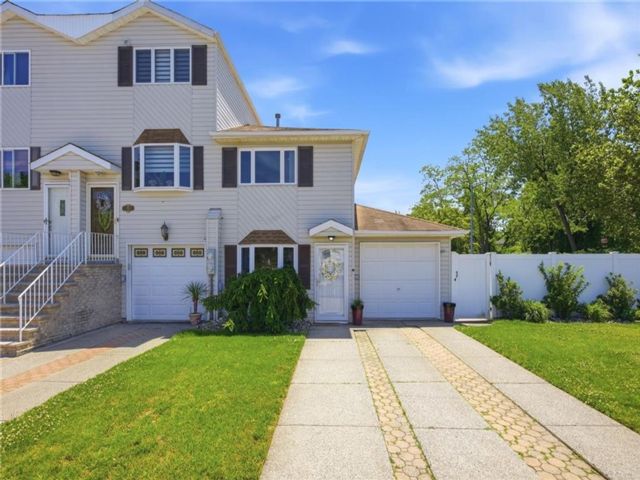 3 BR,  2.00 BTH &nbsp;Single family style home in Oakwood