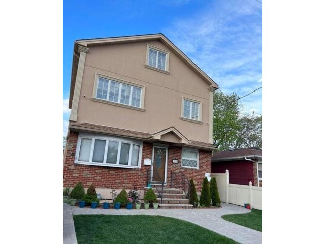  3 BR,  1.00 BTH &nbsp;Multi-family style home in Grant City