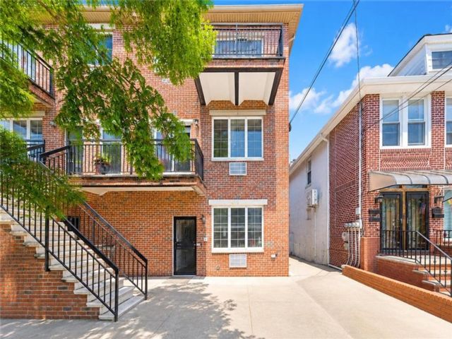  3 BR,  2.00 BTH &nbsp;Condominium style home in Bensonhurst