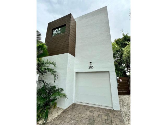  3 BR,  3.50 BTH &nbsp;Duplex style home in Miami
