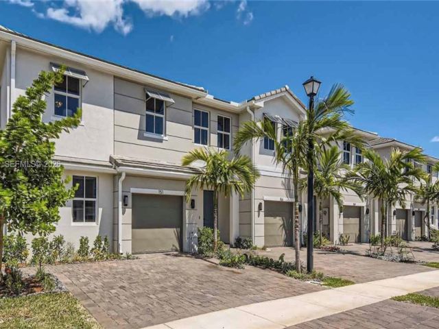  4 BR,  3.00 BTH &nbsp;Townhouse style home in Pembroke Pines