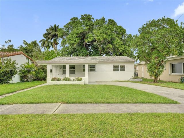 4 BR,  2.00 BTH &nbsp; style home in Hollywood