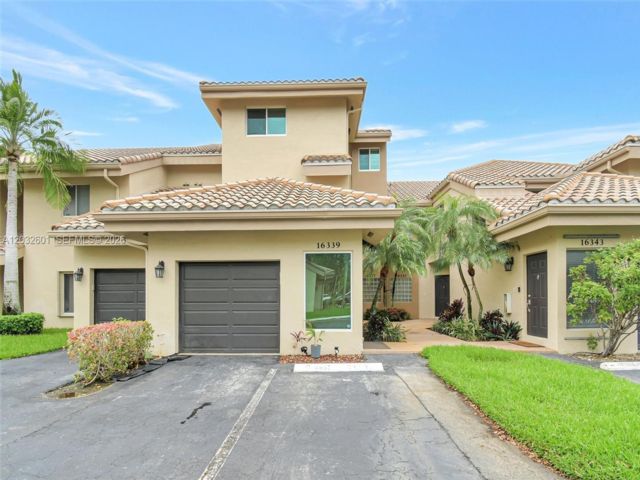  4 BR,  3.00 BTH &nbsp;Townhouse style home in Weston