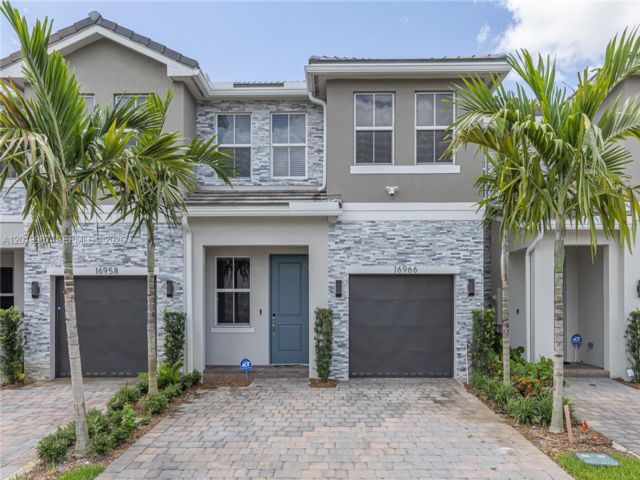  4 BR,  3.00 BTH &nbsp;Townhouse style home in Pembroke Pines