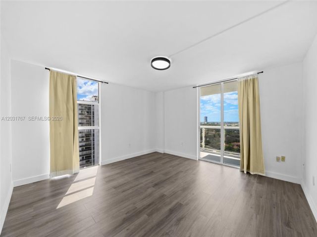 [PHOTO]