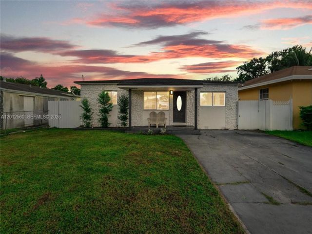  4 BR,  2.00 BTH &nbsp; style home in Hollywood