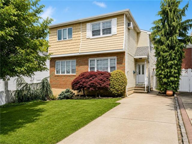  3 BR,  2.00 BTH &nbsp;Single family style home in Bay Terrace