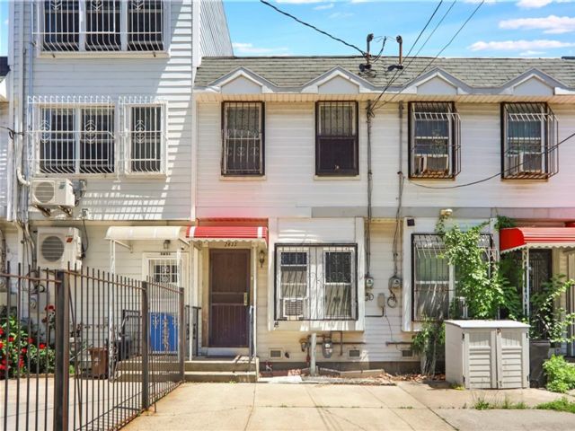  3 BR,  2.00 BTH &nbsp;Single family style home in Coney Island