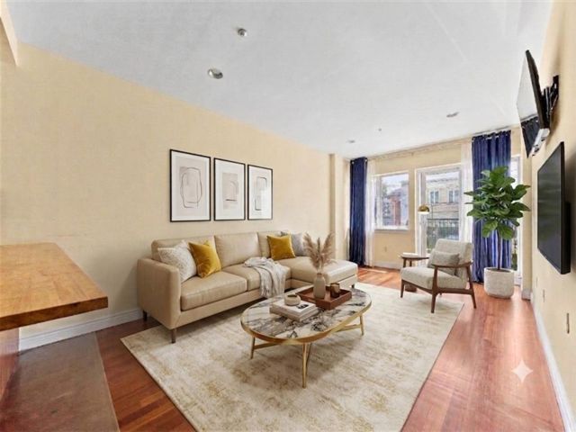  2 BR,  2.00 BTH &nbsp;Condominium style home in Midwood