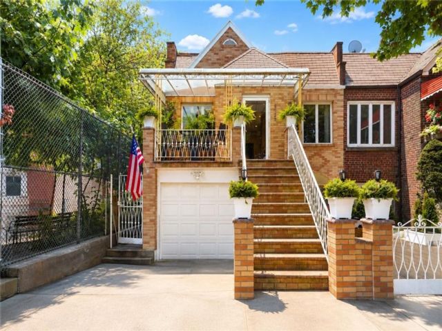  4 BR,  2.00 BTH &nbsp;Multi-family style home in Dyker Heights