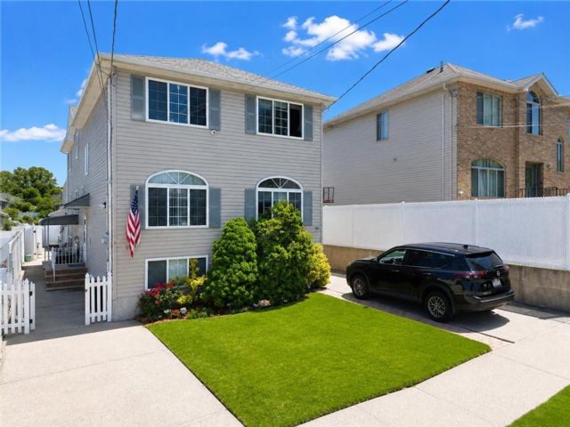  4 BR,  3.00 BTH &nbsp;Multi-family style home in Manor Heights