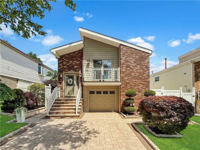  3 BR,  3.00 BTH &nbsp;Single family style home in Arden Heights