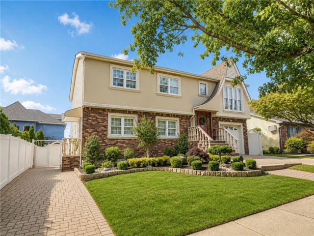  5 BR,  0.00 BTH &nbsp;Multi-family style home in Princess Bay