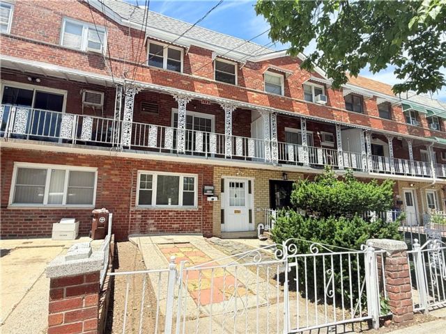  4 BR,  3.00 BTH &nbsp;Single family style home in Throgs Neck