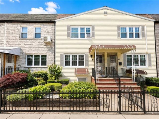  3 BR,  2.00 BTH &nbsp;Single family style home in Bath Beach