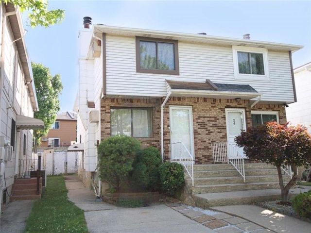  3 BR,  2.00 BTH &nbsp;Single family style home in Richmondtown