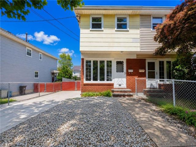  3 BR,  2.00 BTH &nbsp;Single family style home in Concord