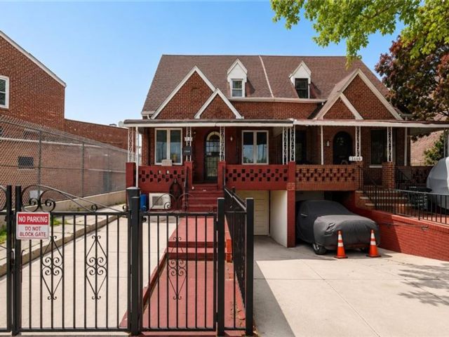  3 BR,  2.00 BTH &nbsp;Single family style home in Flatlands