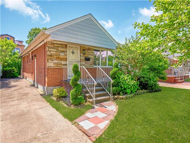  3 BR,  3.00 BTH &nbsp;Single family style home in Hillcrest