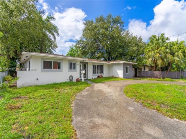  4 BR,  2.00 BTH &nbsp;Other style home in Miami