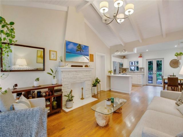  3 BR,  2.00 BTH &nbsp; style home in El Portal