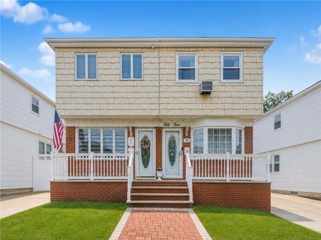  3 BR,  3.00 BTH &nbsp;Single family style home in Great Kill