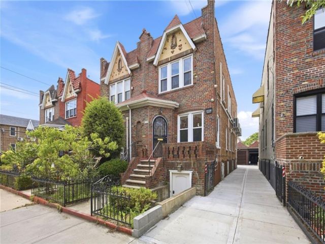 3 BR,  4.00 BTH &nbsp;Single family style home in Marine Park