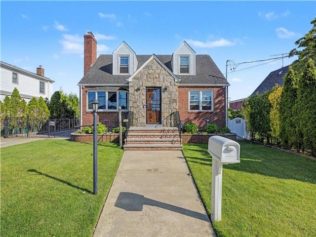  4 BR,  3.00 BTH &nbsp;Single family style home in Mineola