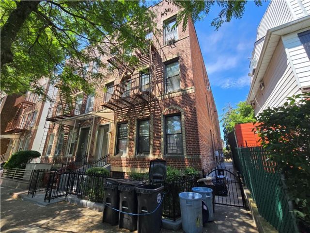 11 BR,  6.00 BTH &nbsp;Multi-family style home in Bensonhurst