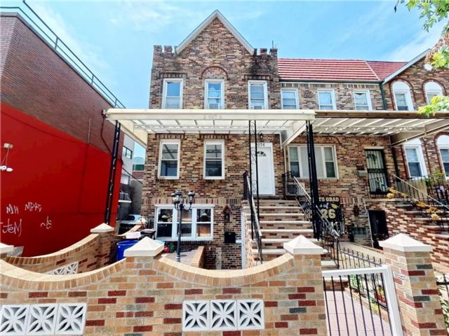  6 BR,  3.00 BTH &nbsp;Multi-family style home in Sheepshead Bay
