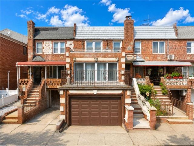  4 BR,  3.00 BTH &nbsp;Single family style home in Dyker Heights