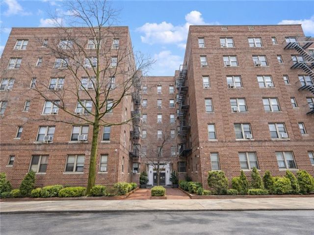  1 BR,  1.00 BTH &nbsp;Co-op style home in Homecrest