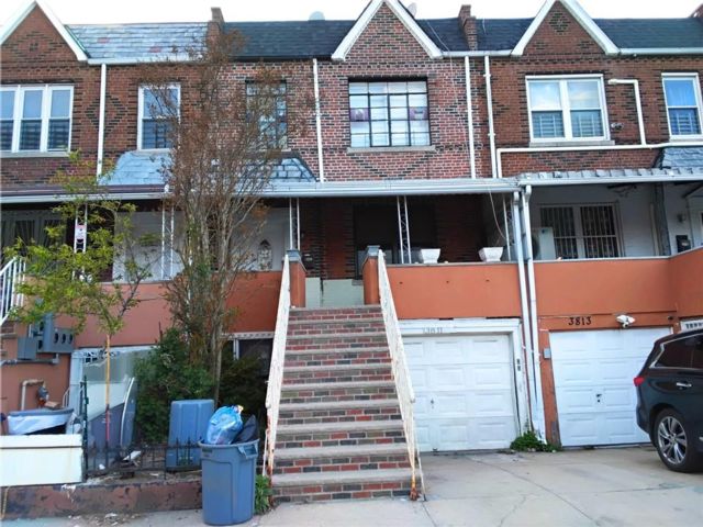  4 BR,  3.00 BTH &nbsp;Multi-family style home in Flatlands