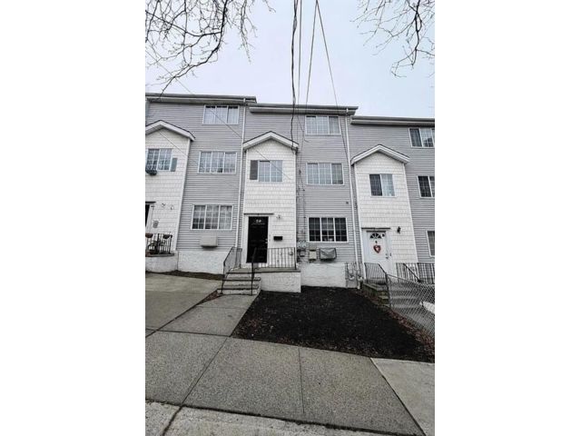  3 BR,  0.00 BTH &nbsp;Multi-family style home in St. George
