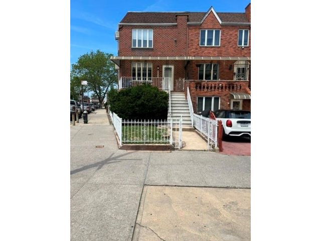  3 BR,  3.00 BTH &nbsp;Single family style home in Gravesend